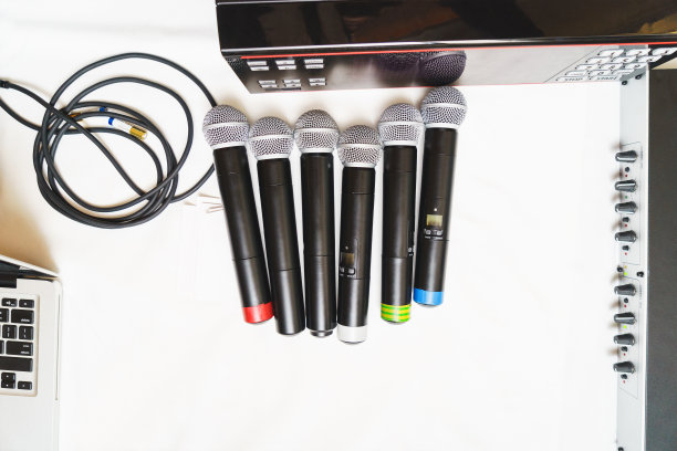 俯视图六个黑色无线专业麦克风。图片下载