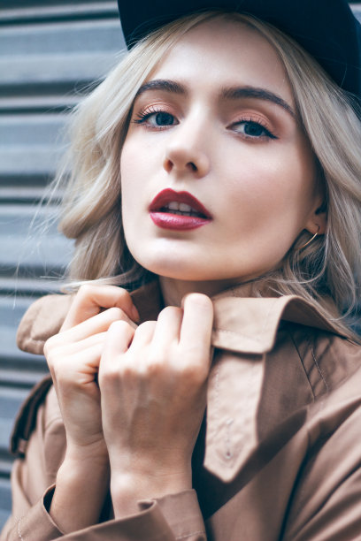 穿着外套的金发美女素材图片