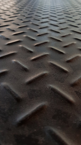 生锈的黑色菱形花纹铁金属板图片下载