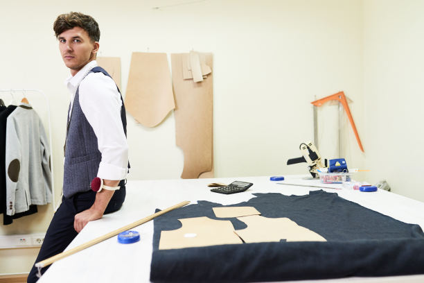 英俊的裁缝，复印空间图片下载