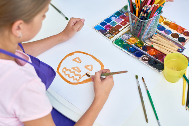 万圣节艺术课上的女孩在画画图片下载