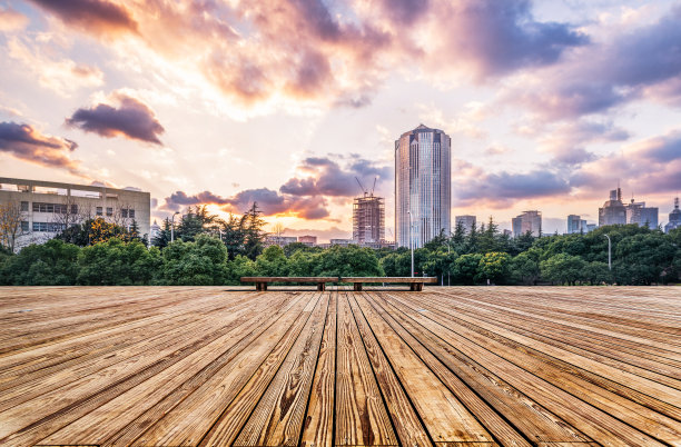 中国，杭州，2016/12/27，暮色中空荡荡的木制平台，背景是杭州的天际线图片下载