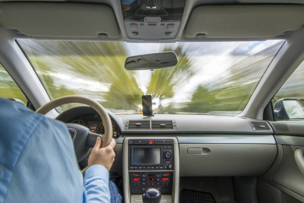 在车里，白天开车图片下载