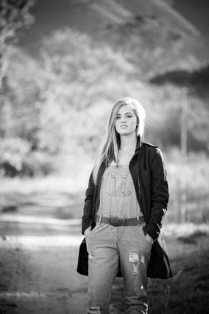 十几岁的女孩在一个农场穿着农场风格的衣服图片下载