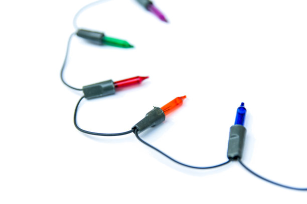 圣诞彩灯，彩灯花环孤立在白色的背景上图片下载