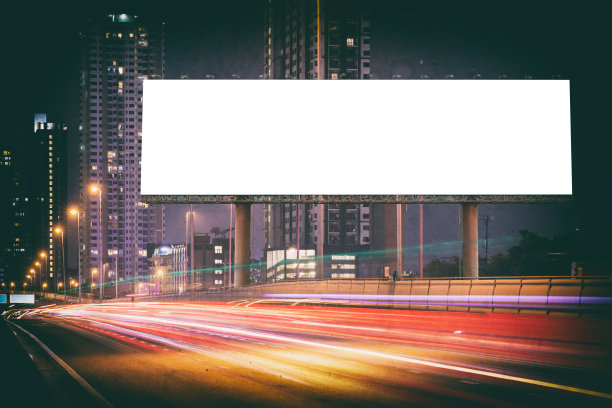 空白广告牌在灯光小径，街道和城市在夜晚-可以展示或蒙太奇产品或业务广告。图片下载