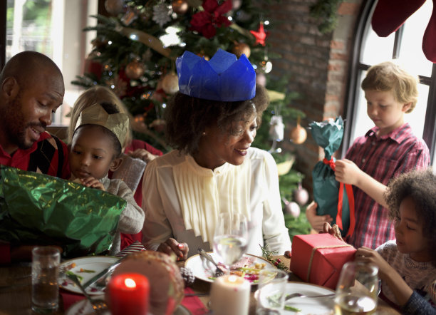一群形形色色的人聚集在一起庆祝圣诞节图片下载