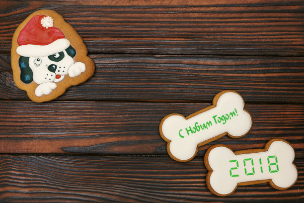 圣诞节日姜饼狗形状的装饰饼干图片下载