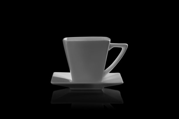 黑色背景上的咖啡杯和咖啡碟图片下载