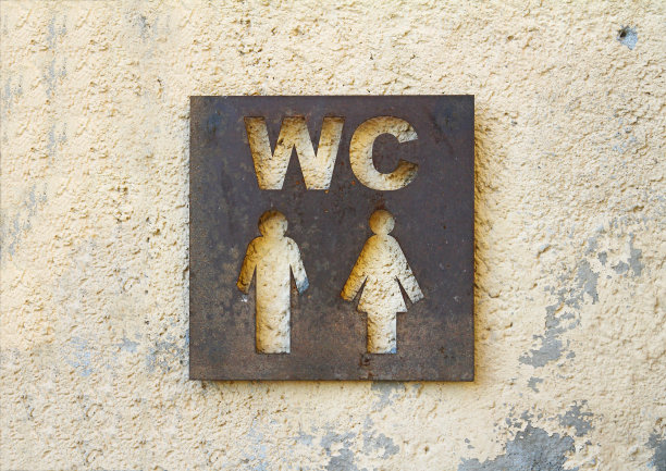 厕所标志在石墙背景上图片下载