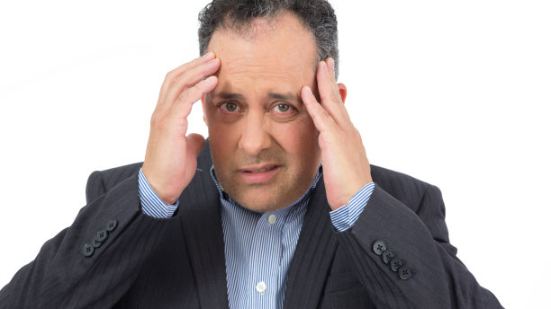 他穿着优雅的衣服，西装和社交衬衫。孤立。图片下载