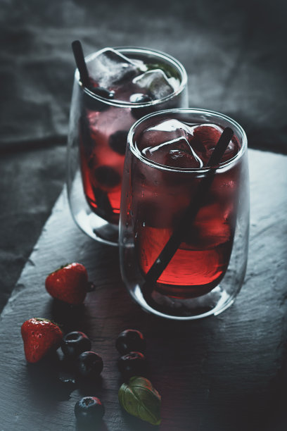 两杯加了各种浆果冰块的水图片下载