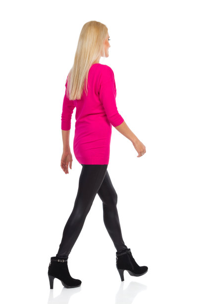 行走的金发女人。侧视图。孤立在白色图片下载