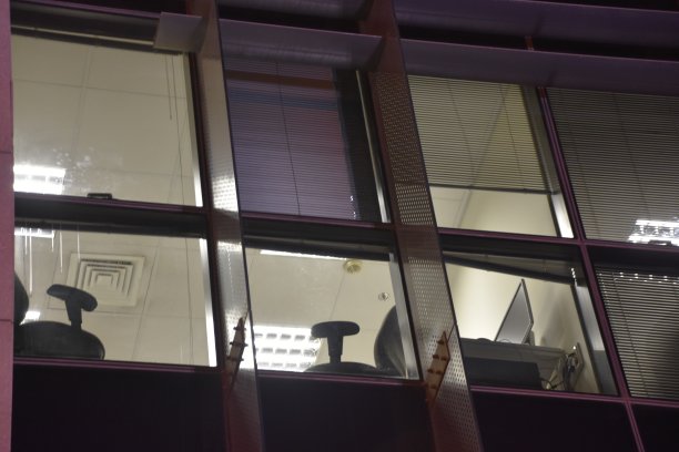 一个办公楼在晚上图片下载