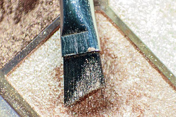 女性化妆刷，化妆刷，粉底刷。化妆刷用于化妆，有不同的宽度和用途。用粉底刷化妆图片下载