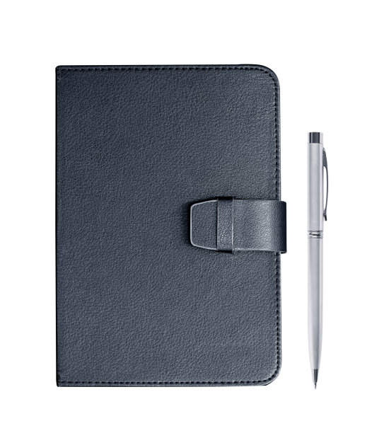 白色背景上的黑色笔记本和钢笔图片下载