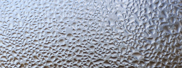 凝结水滴在窗口纹理背景。窗户玻璃上的露珠。图片下载