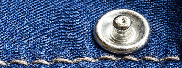 牛仔裤纹理与铆钉和线接近。蓝色牛仔布面料背景。图片下载