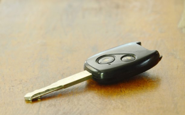 车遥控器坏了，放在桌子上图片下载