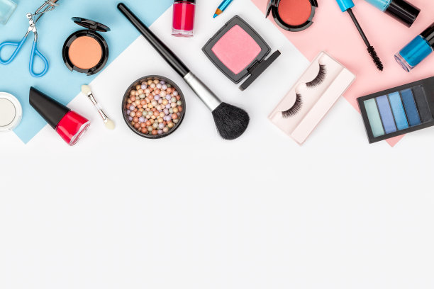 一套专业的装饰化妆品，化妆工具和附件在白色背景与文本复制空间。美丽，时尚，派对和购物的概念。平铺框架组成，俯视图图片下载