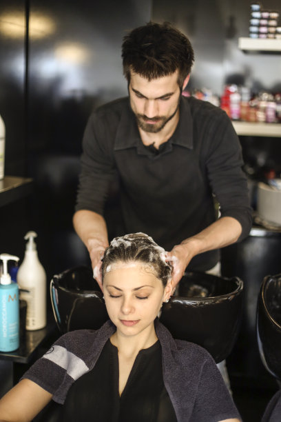 一个正在用洗发水洗头的女人图片下载