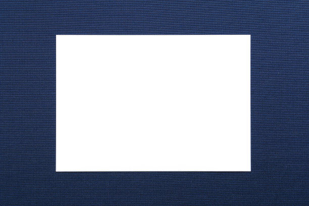 深蓝色背景的空白白色卡片图片下载