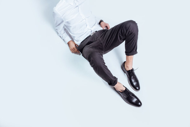 男性时尚概念在商务套装和鞋子中闭合男性的腿图片下载