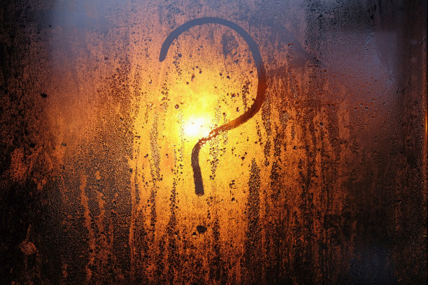 在窗户的湿玻璃上画一个问号图片下载