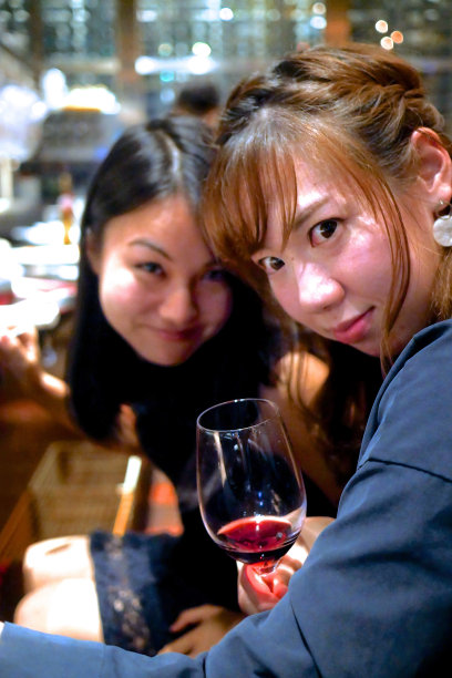 两个年轻女人在享受快乐时光图片下载