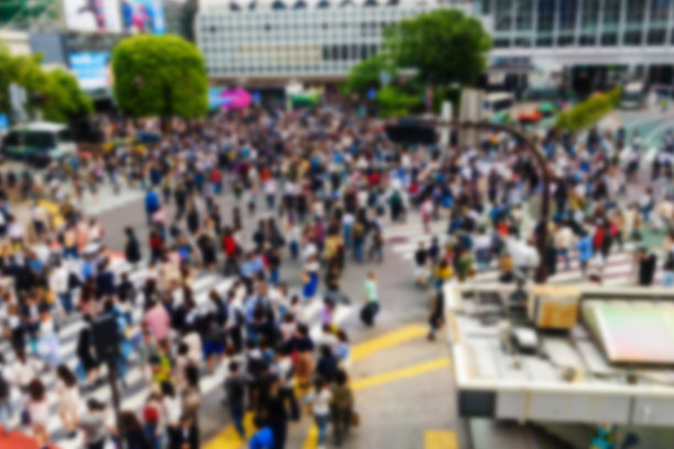 涉谷十字路口模糊抽象的行人形象。这里是世界上非常著名的人行横道。旅行目的地背景与复制空间图片下载