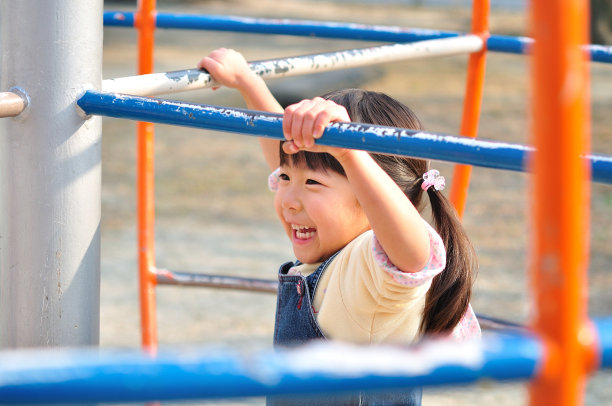 女孩们在公园里玩图片下载