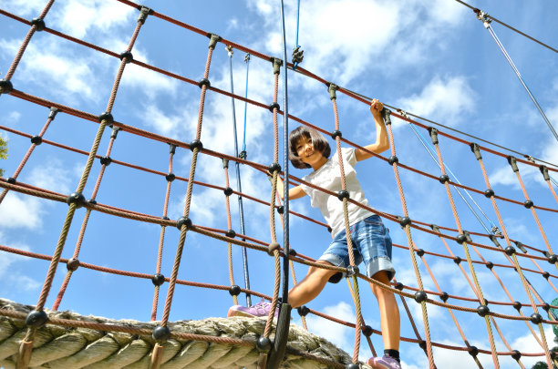 女孩们在公园里玩图片下载