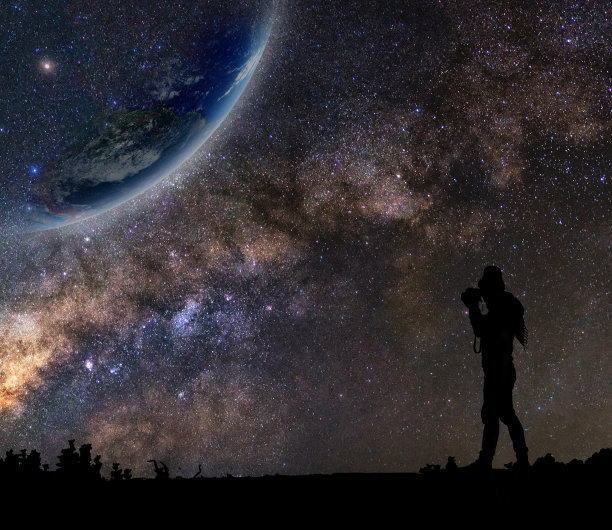 一名摄影师的剪影拍摄的地球与银河系的背景，这张照片的元素由美国宇航局提供图片下载