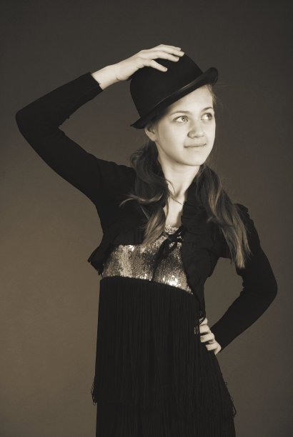 年轻女孩的黑白肖像图片下载