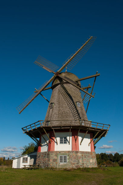 丹麦Bogoe岛上的风车图片下载
