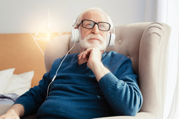 老梦想家的肖像正在休息图片下载