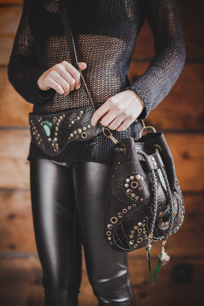 近距离拍摄的波西米亚风格的皮包上的女孩的身体图片下载