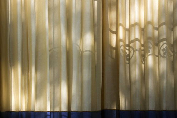 清晨窗帘上的阴影图片下载