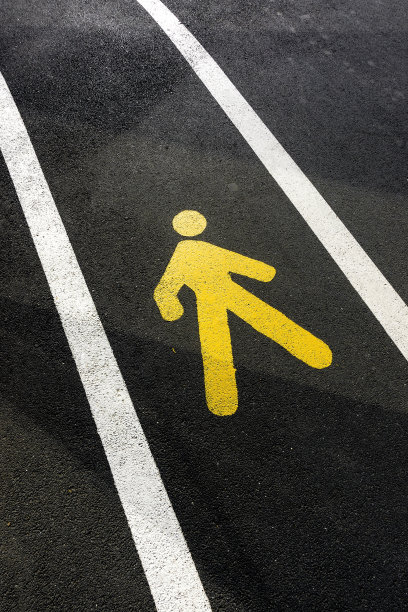 黄色人行道标志上的沥青图片下载