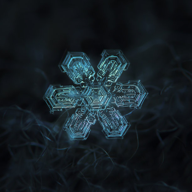 雪花在深蓝色纹理的背景上闪闪发光素材图片