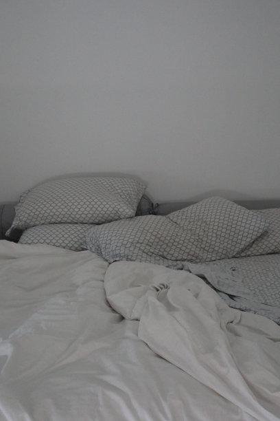 凌乱的床图片下载