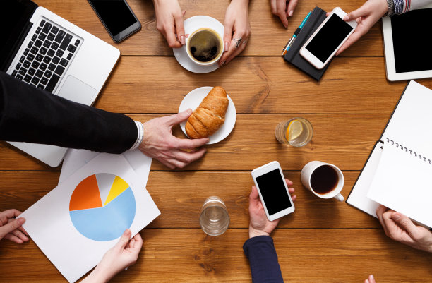 咖啡休息或商务午餐，俯视图特写图片下载