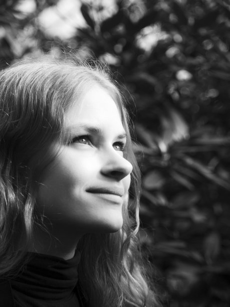 森林里有一个年轻美丽的女孩眯着眼睛看着什么图片下载