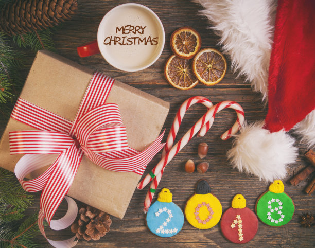 质朴的木桌上放着圣诞咖啡和姜饼饼干图片下载