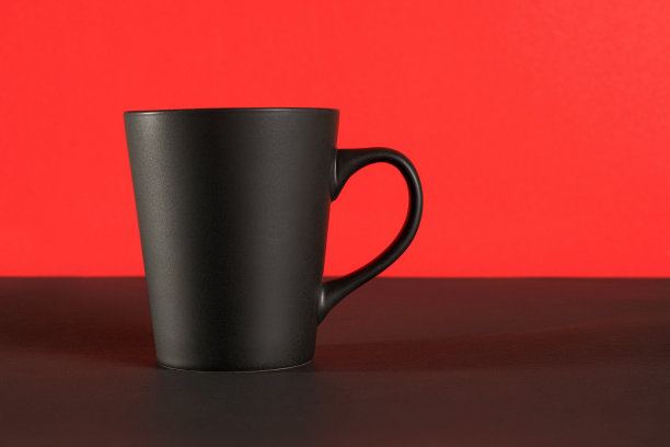 红色背景上的黑咖啡杯图片下载
