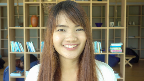 一个亚洲大学生在图书馆学习的肖像。复古效果风格的图片。图片下载