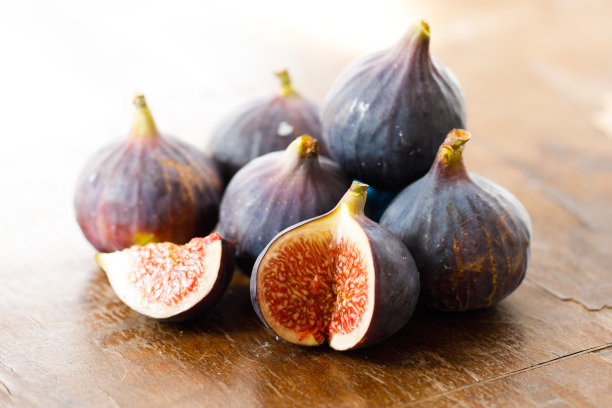 木桌上放着无花果图片下载