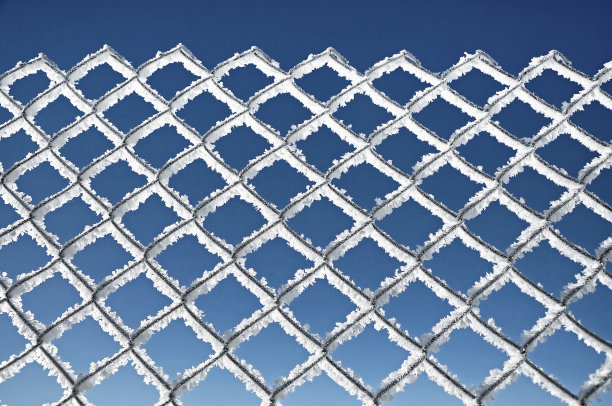 覆盖着白霜的金属网。极端寒冷天气概念图片下载