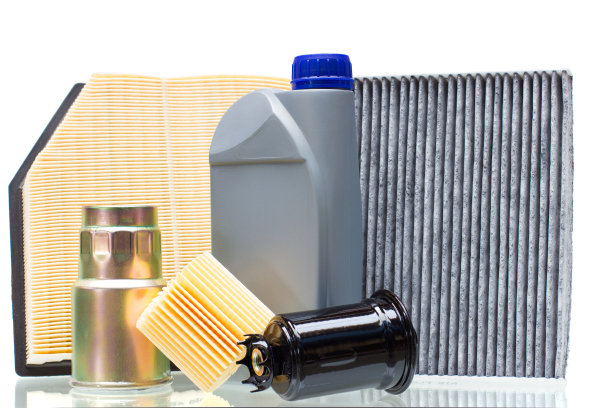 各种汽车滤清器和一升一瓶机油图片下载