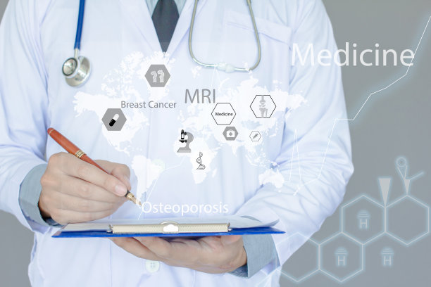 医生穿着灰色衬衫，打着黑色领带，拿着笔写生病报告。蓝色背景下的医学信息图图片下载